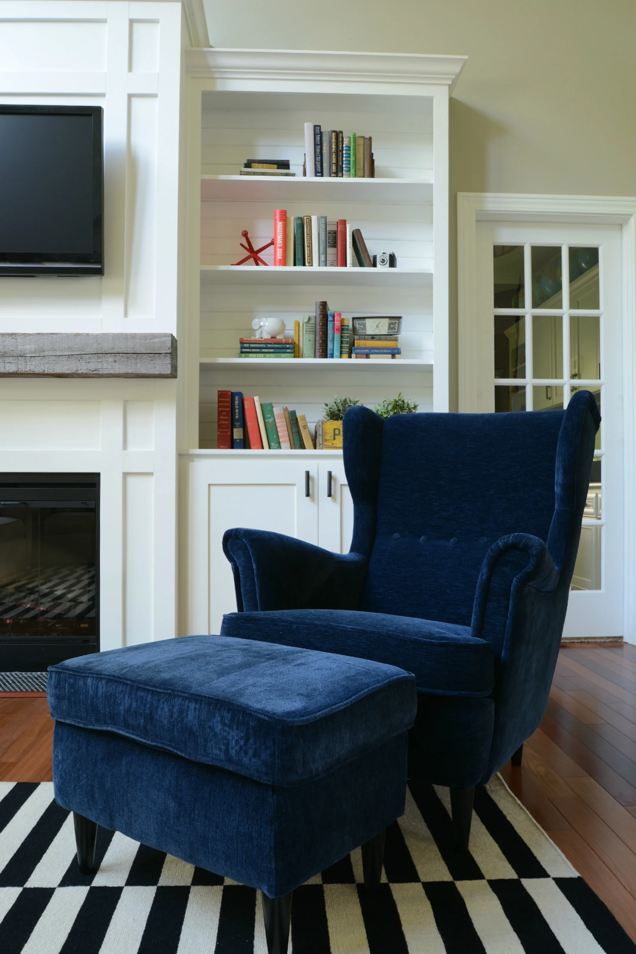 синее кресло икеа в интерьере